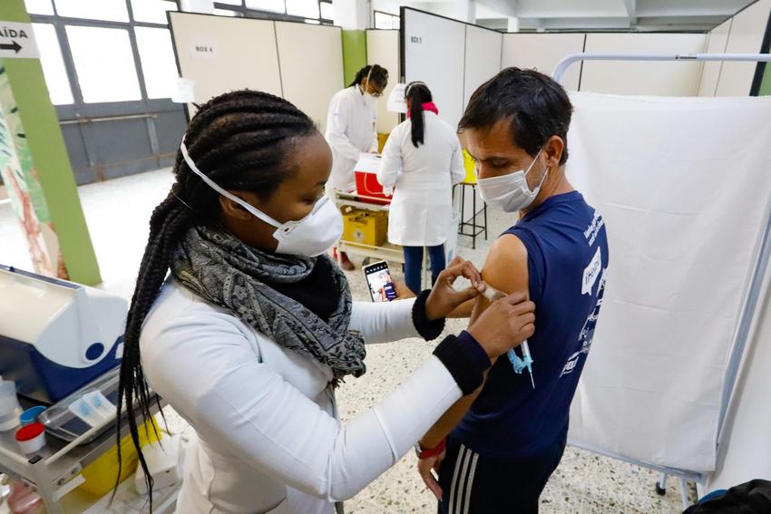Covid-19: Vacinação em Porto Alegre é ampliada para pessoas acima de 44 anos