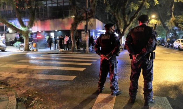 Forças de segurança dispersam pequenas aglomerações em Porto Alegre nesta madrugada