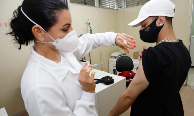 Covid-19: mais de 700 doses de vacinas são aplicadas neste domingo em Porto Alegre