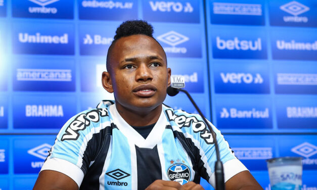 Campaz é apresentado oficialmente pelo Grêmio