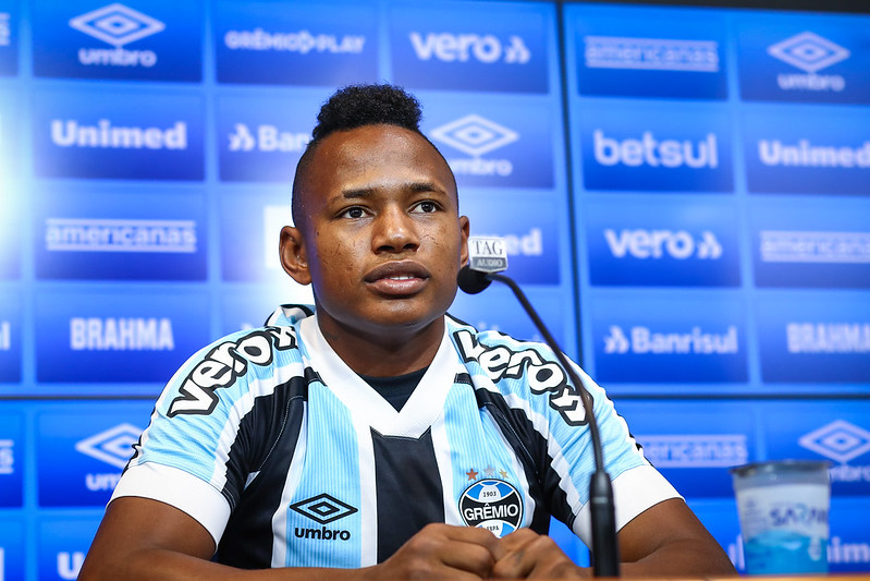 Campaz é apresentado oficialmente pelo Grêmio