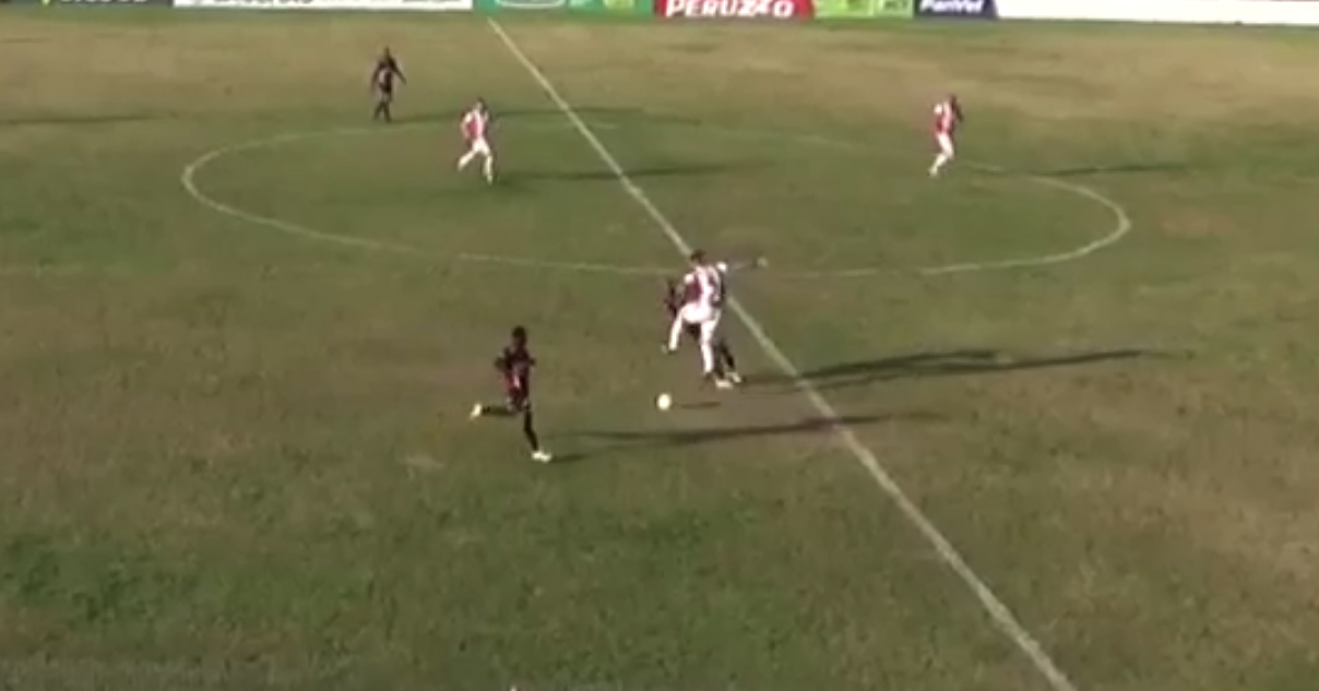 Após dividida, jogador do Guarani-VA vai parar no hospital