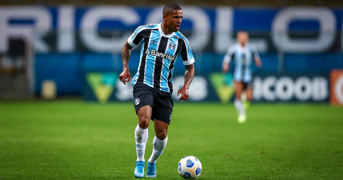 Grêmio confirma lesão muscular de Douglas Costa