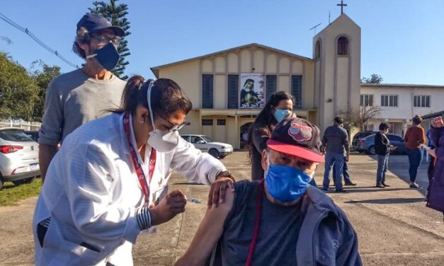 Porto Alegre aplica cerca de 800 vacinas contra a covid-19 neste domingo