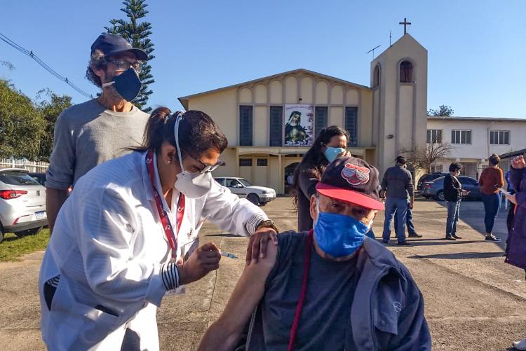 Porto Alegre aplica cerca de 800 vacinas contra a covid-19 neste domingo
