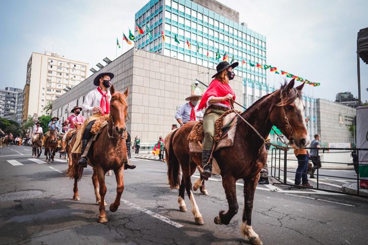 Semana Farroupilha encerra com desfile de cavalarianos na Capital
