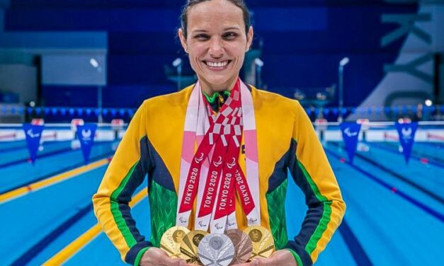 Terceira maior medalhista paralímpica da história é recebida em Porto Alegre