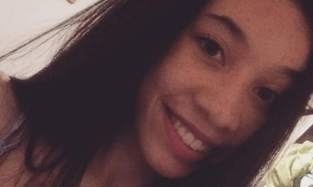 Corpo de jovem morta em assalto é velado na Capital