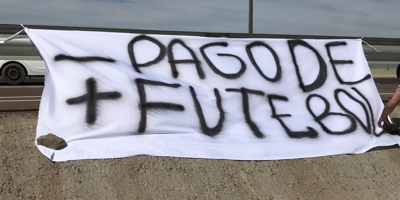 Delegação do Grêmio é recebida com protestos em reapresentação do elenco