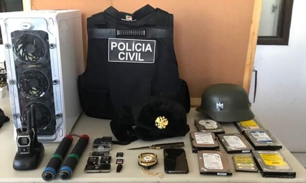 Polícia Civil cumpre mandado de busca e apreensão em homem suspeito de fazer apologia ao nazismo em Tramandaí