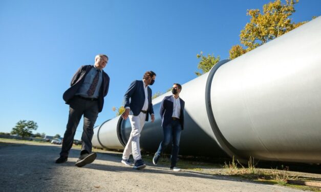 Governador visita centro de teste da Hyperloop, sistema de transporte de alta velocidade que analisa rota no RS