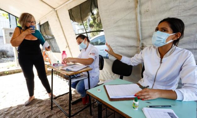 Vacinação contra a Covid-19 ocorre no bairro Sarandi