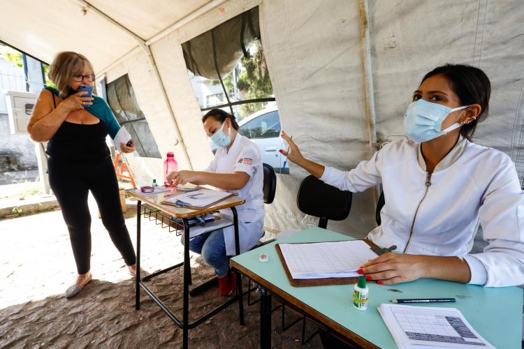 Vacinação contra a Covid-19 ocorre no bairro Sarandi