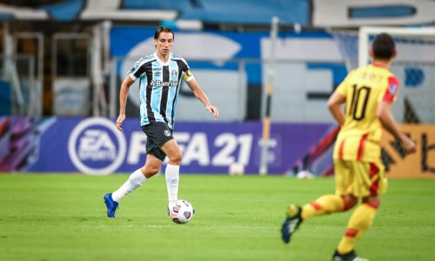 Pedro Geromel, Borja e Léo Pereira realizam atividades no campo