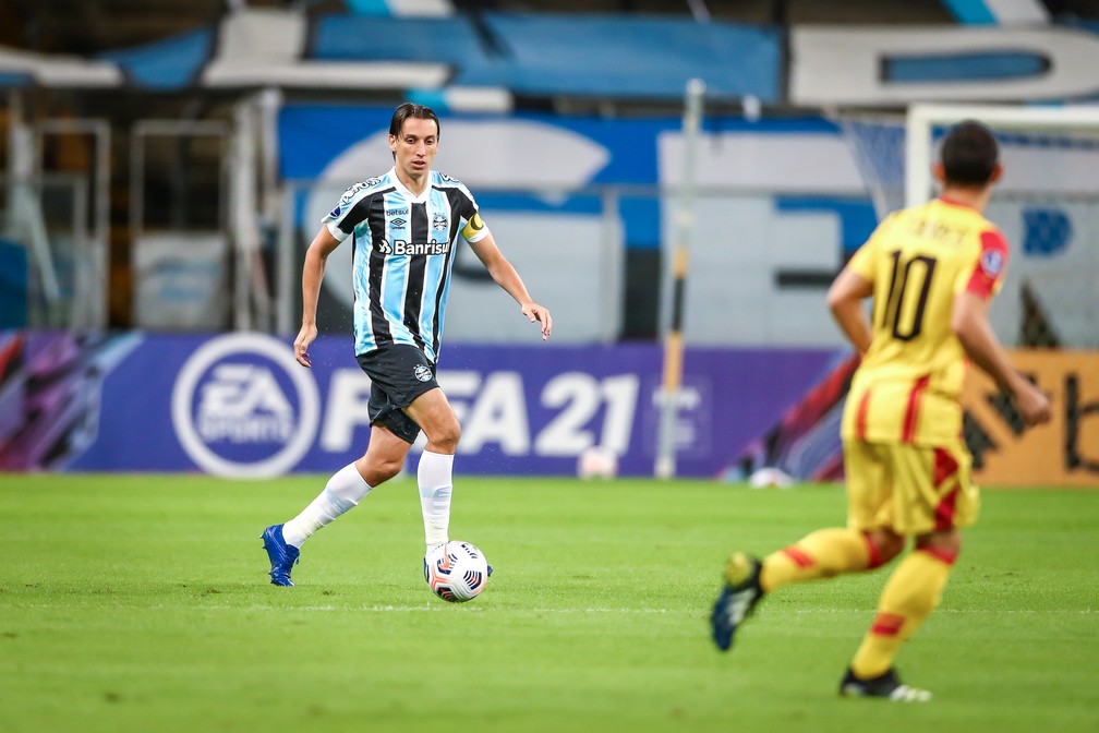 Pedro Geromel, Borja e Léo Pereira realizam atividades no campo