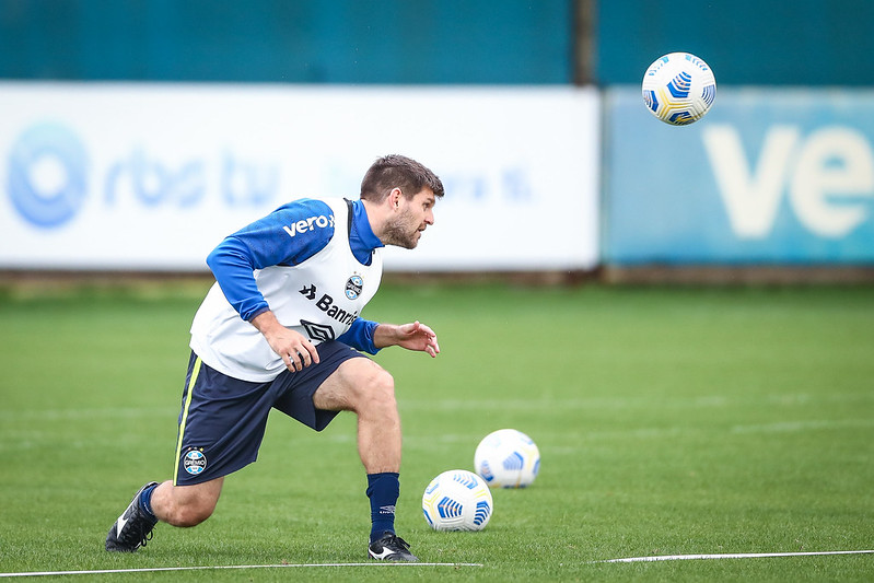 Kannemann volta à titularidade contra o Cuiabá