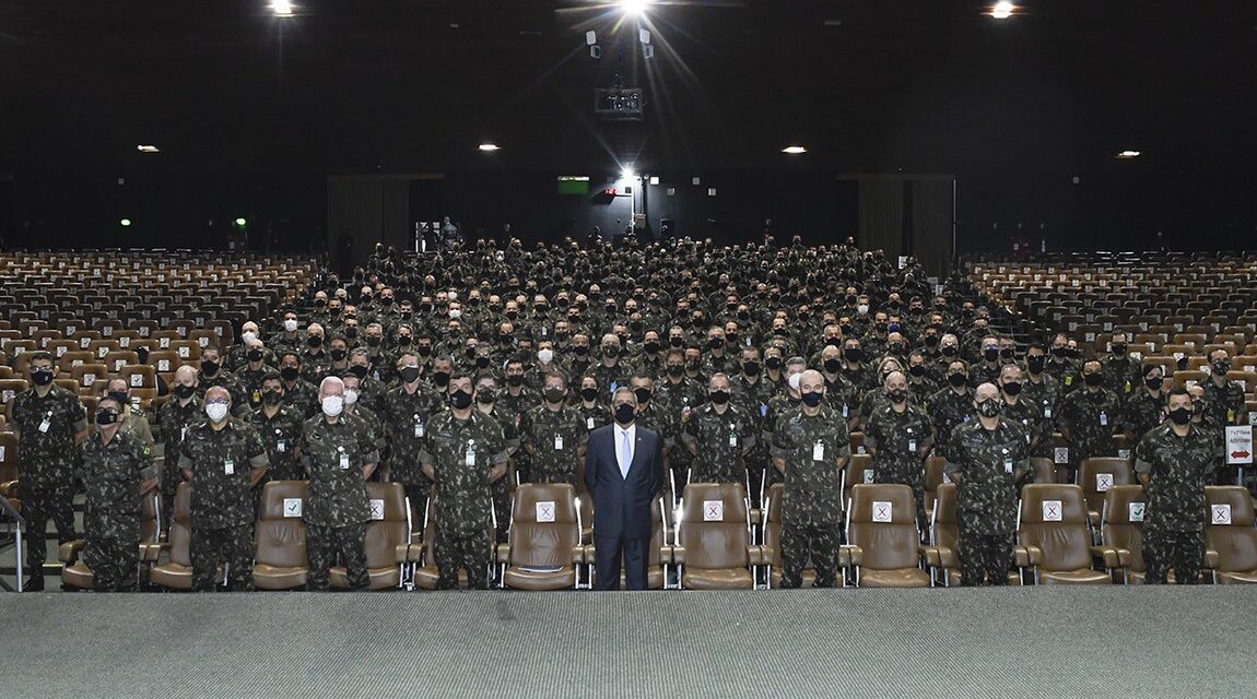 Ministro da Defesa realiza palestra em curso que prepara militares para assumir comando, chefia e direção