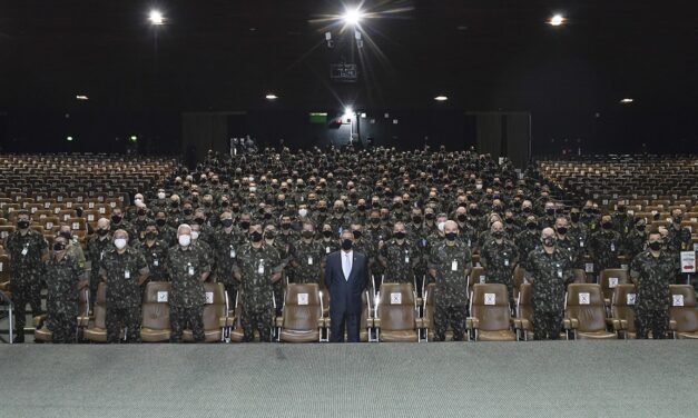 Ministro da Defesa realiza palestra em curso que prepara militares para assumir comando, chefia e direção