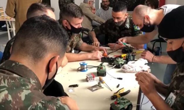 Militares adaptam brinquedos para crianças com deficiência em parceria com projeto da UFRGS