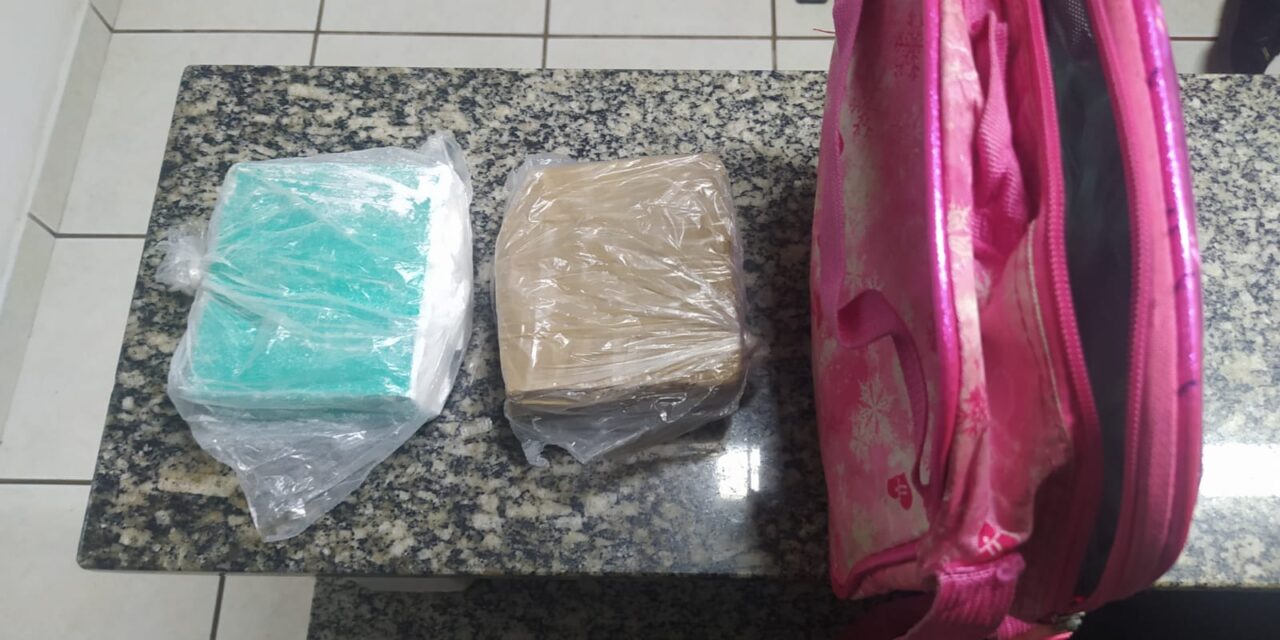 Mulher que transportava crack e cocaína na mochila da filha de 3 anos é presa em Santiago