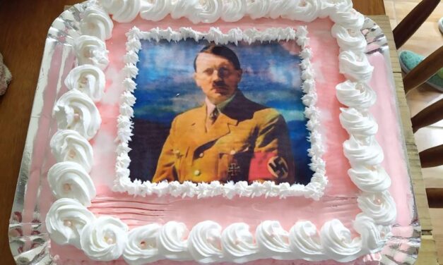 Estudante comemora aniversário com bolo com rosto de Hitler