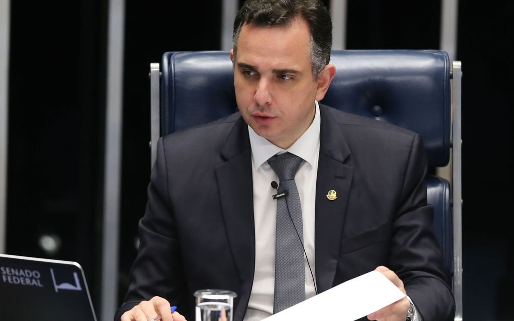 Presidente do Senado prevê queda de veto à distribuição de absorventes