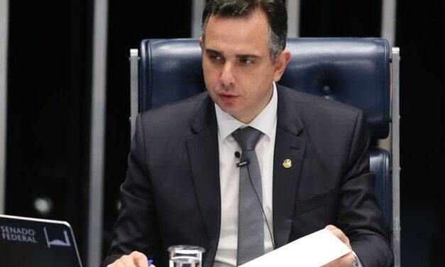 Presidente do Senado prevê queda de veto à distribuição de absorventes