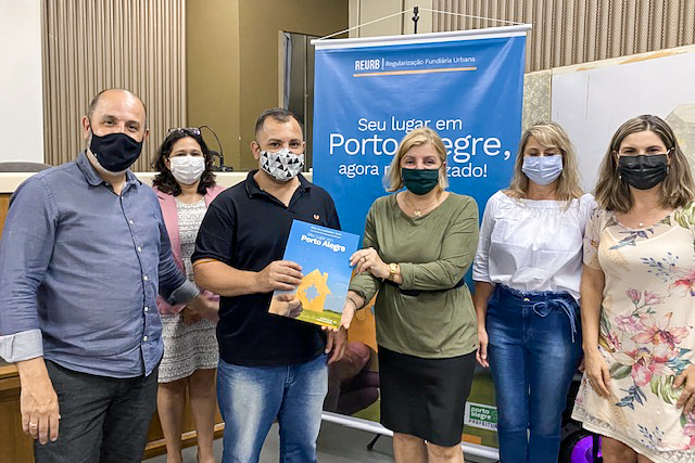 Prefeitura entrega títulos de matrículas a moradores do Loteamento Antônio Ávila Nunes