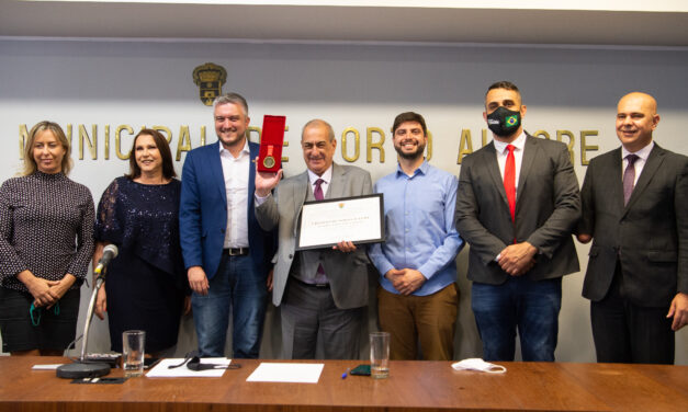 Empresário Luiz Carlos Camargo recebe título de cidadão de Porto Alegre da Câmara de Vereadores