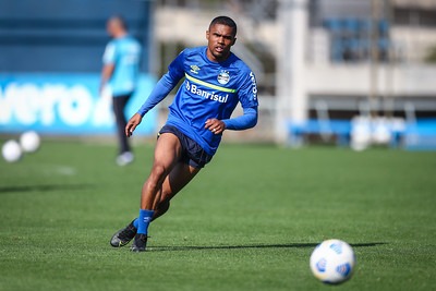 “Amanhã teremos um jogo crucial”, diz Douglas Costa sobre o clássico Gre-Nal