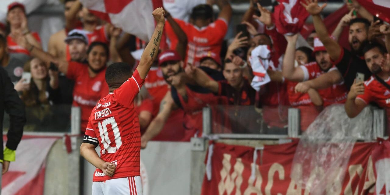 Taison marca, Internacional vence e complica Grêmio no Brasileirão