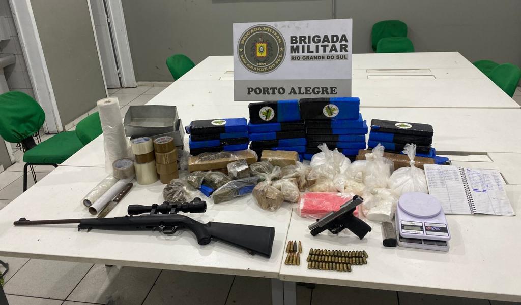 Denúncia anônima leva à apreensão de drogas e armas em Porto Alegre