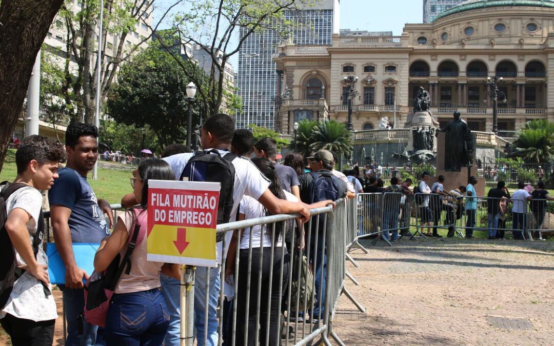 Desemprego atinge 12,6% no último trimestre, aponta IBGE