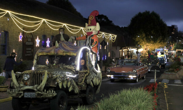 Parada de Natal leva magia dos parques ao 34° Sonho de Natal de Canela