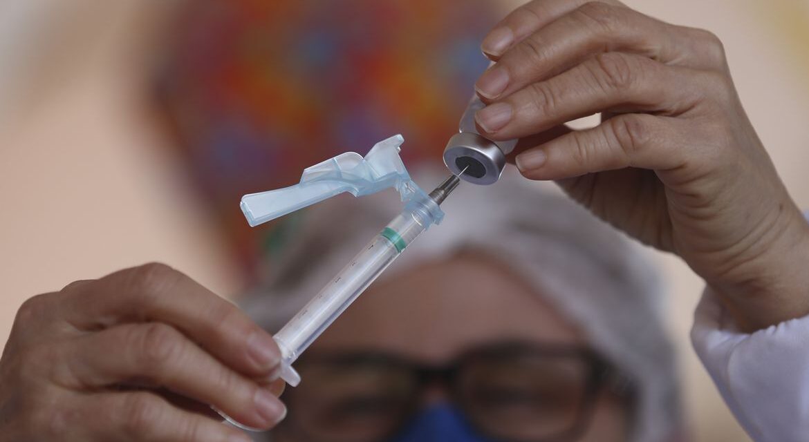 Covid-19: País receberá este mês 35 milhões de doses a mais de vacina