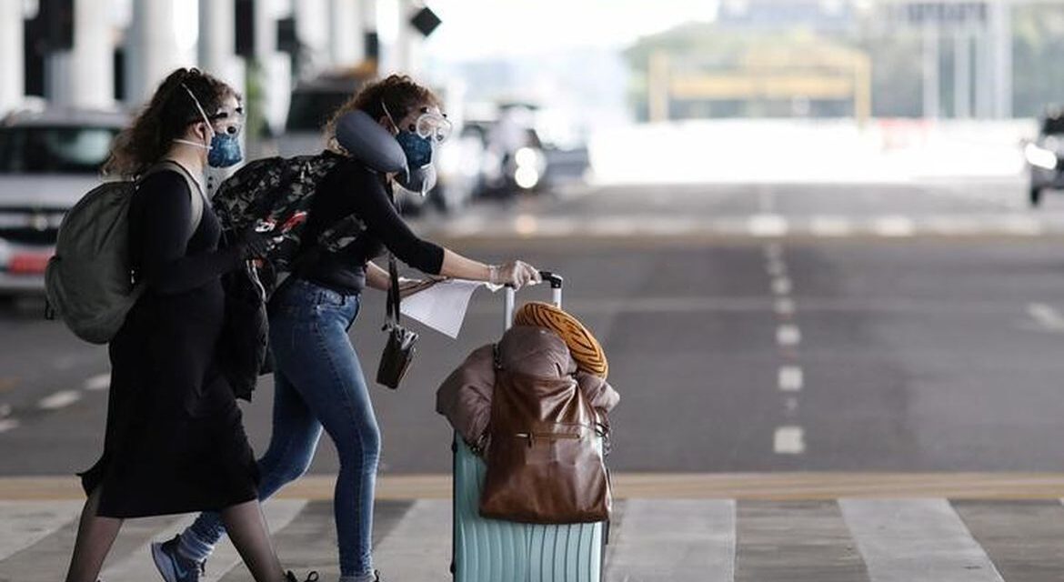 Não vacinados que chegarem ao Brasil terão que cumprir quarentena, a partir deste sábado (11)