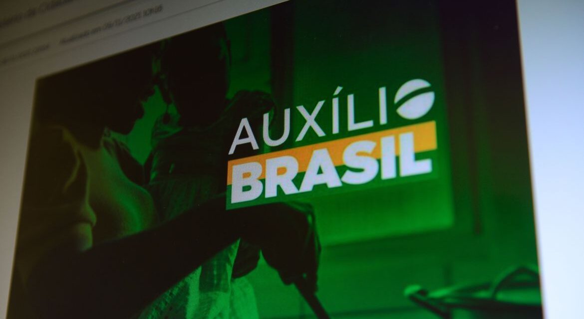 Economia Beneficiários do Auxílio Brasil com NIS final 4 recebem nesta quarta