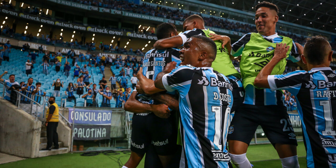 Em noite de golaços, Grêmio goleia o São Paulo por 3 a 0 e segue vivo na briga contra o rebaixamento