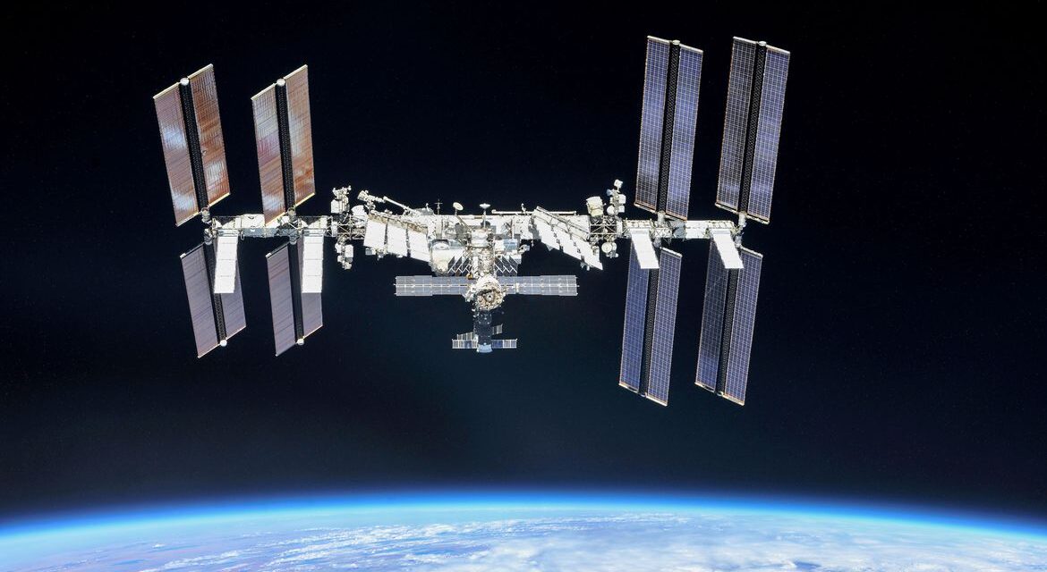 Bilionário japonês retorna à Terra após visita à Estação Espacial