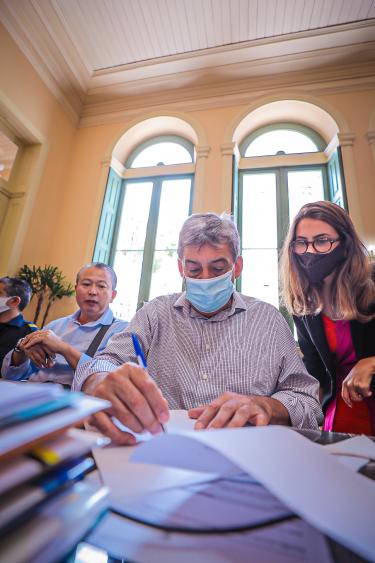 Melo sanciona projeto que define idade máxima para ingresso na Guarda Municipal