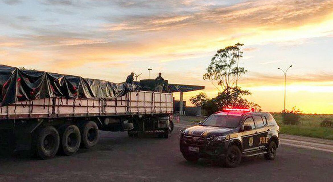 PRF apreende carreta com mercadorias ilegais no Rio Grande do Sul