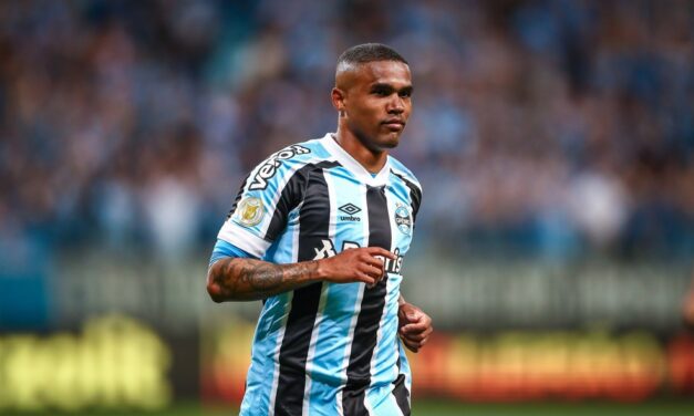 Grêmio encaminha saída de Douglas Costa