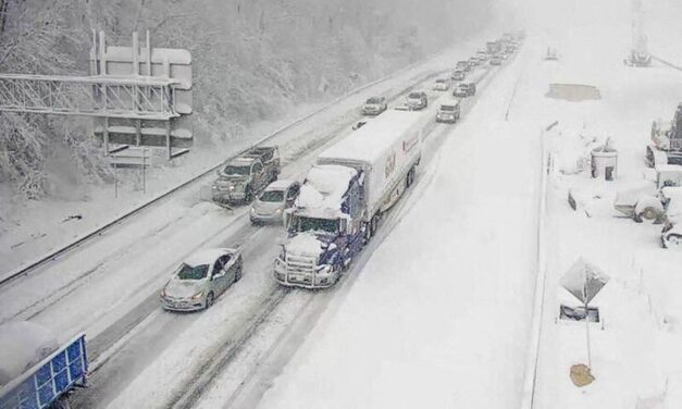 EUA: milhares de motoristas ficam parados em estrada coberta de neve