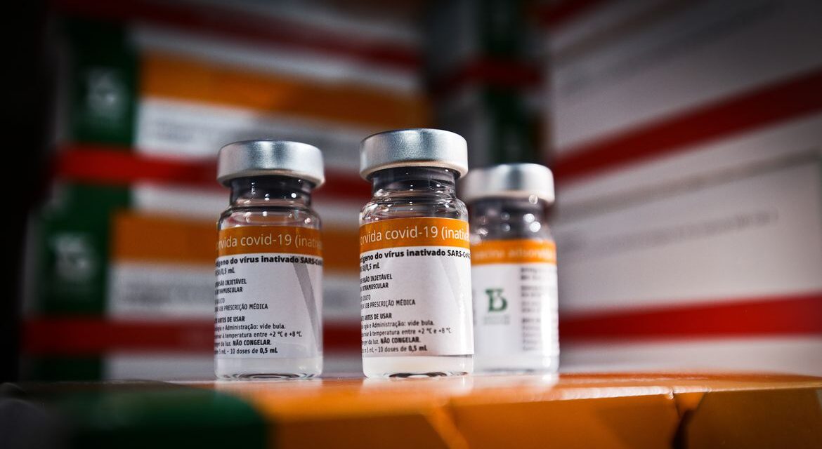 Reforço de marca diferente é mais eficaz para vacinados com CoronaVac