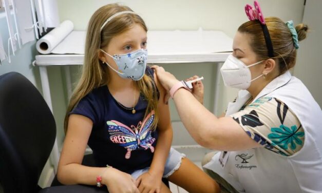 Porto Alegre mantém a vacinação de crianças a partir de seis anos contra Covid-19 nesta segunda