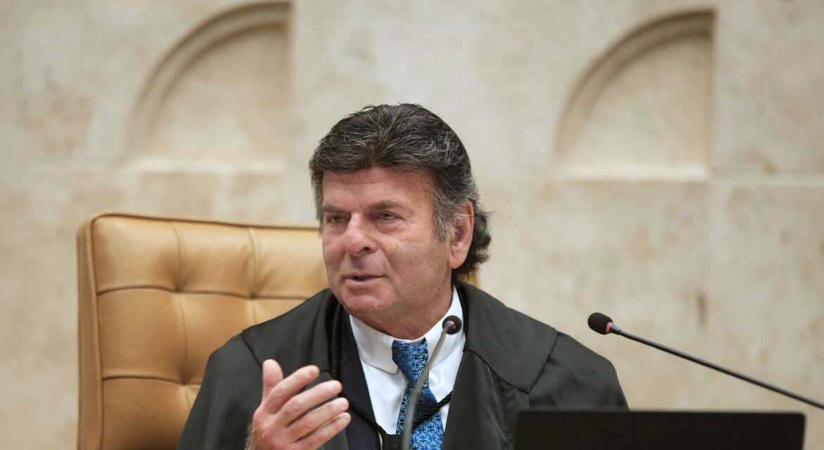 Ministro Luiz Fux autoriza compra de medicamento para aids