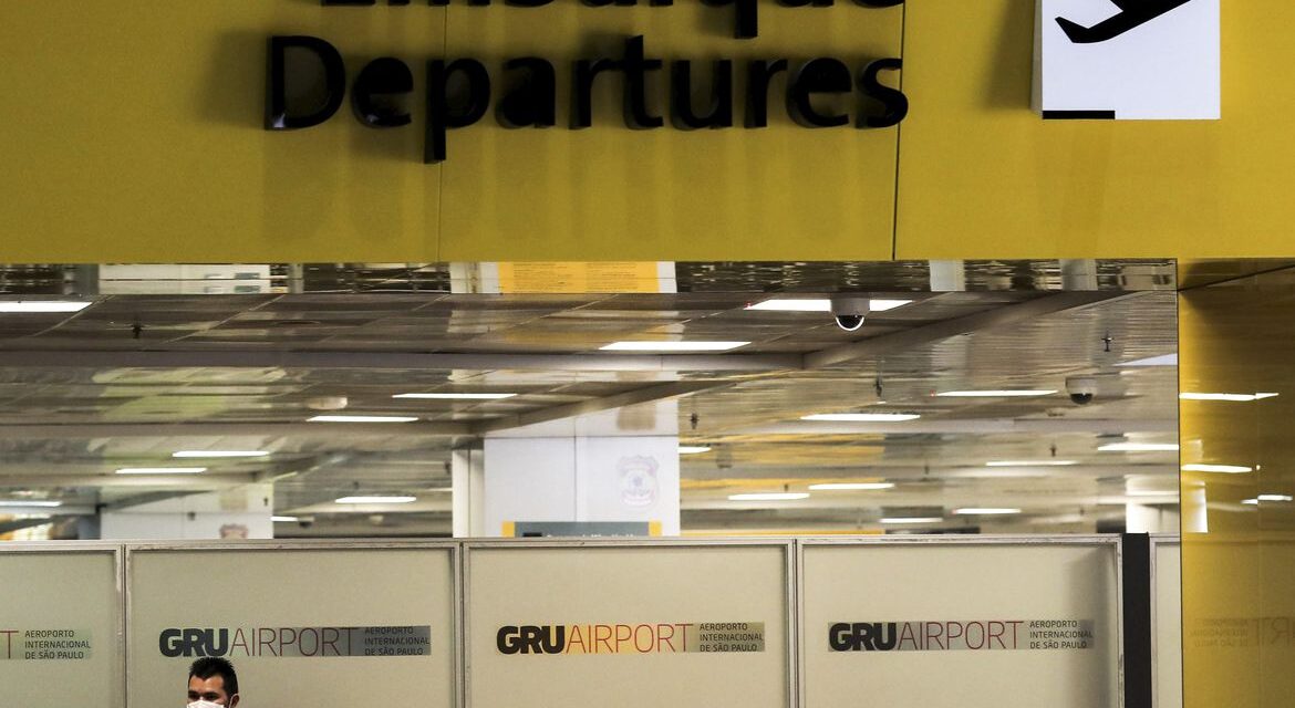 Centenas de voos são cancelados em meio a avanço de Covid-19 e gripe