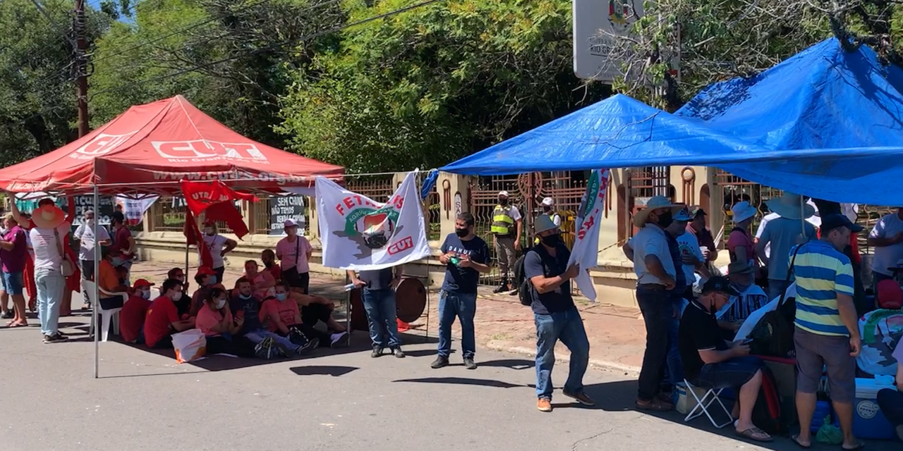 Agricultores protestam contra falta de ajuda do governo