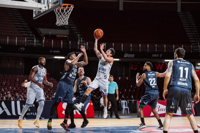 Em jogo emocionante, Caxias Basquete vence Brasília por 79 a 78 no NBB