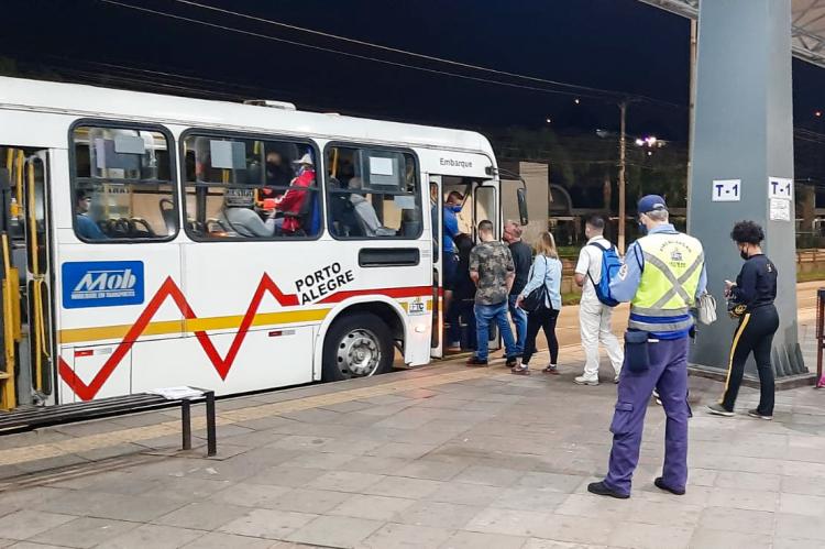 Linhas de ônibus sem cobrador começam a circular a partir dessa terça-feira na capital